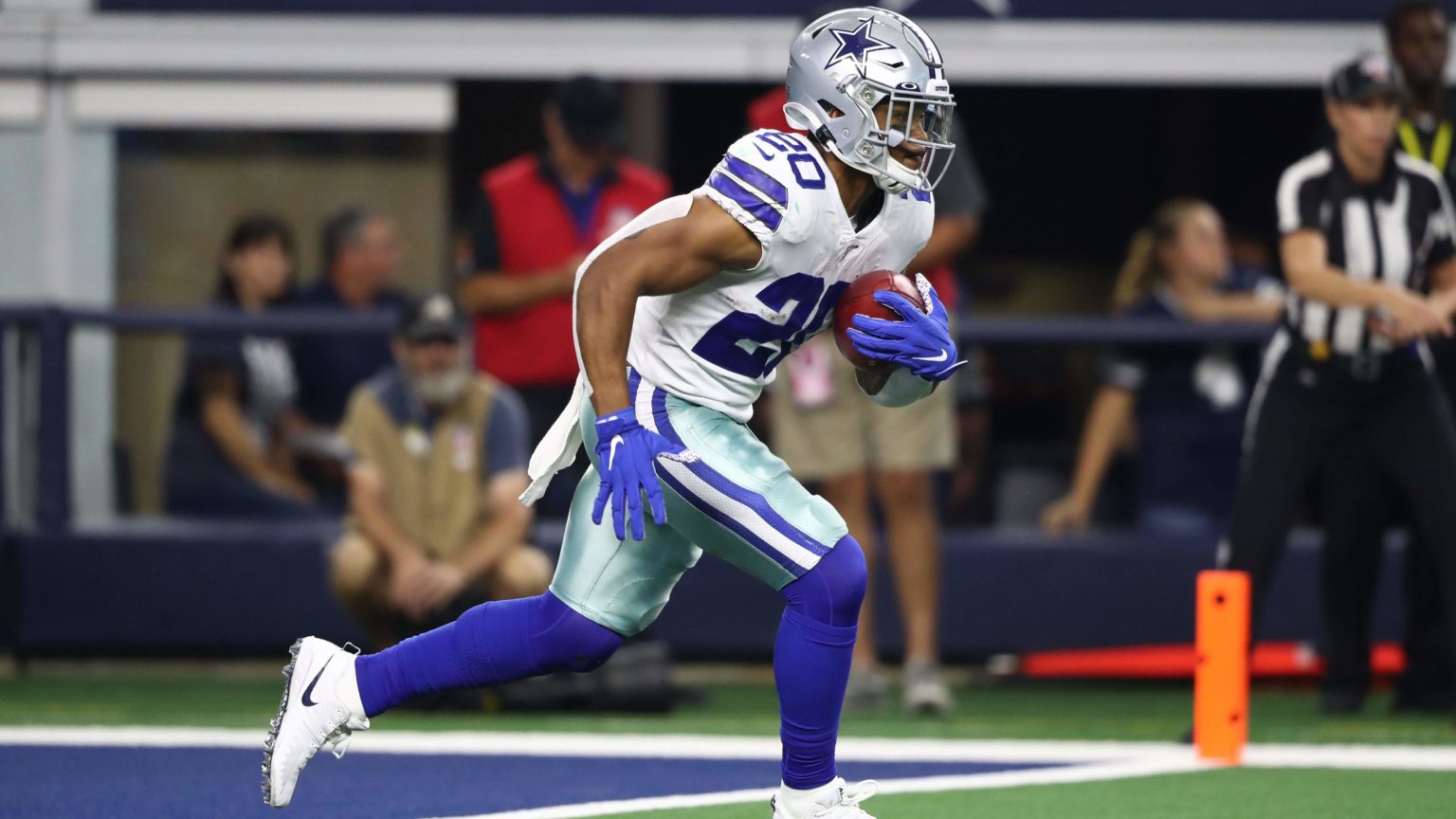 Tony Pollard getting reps at wide receiver during OTAs