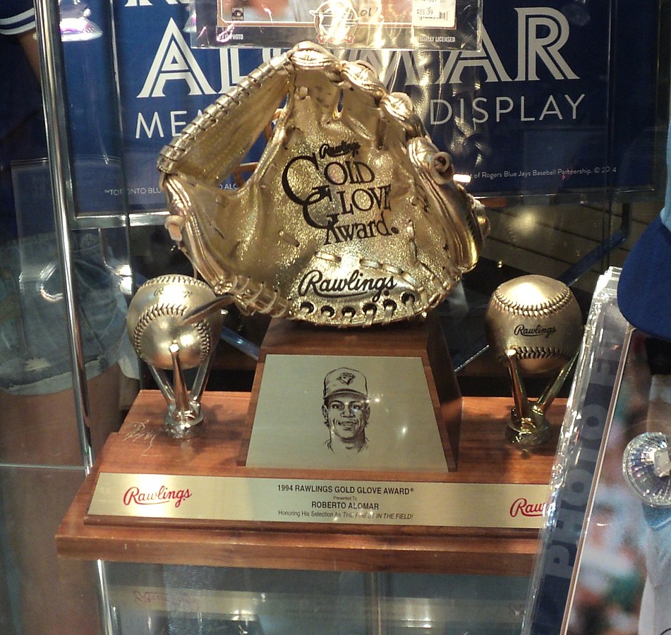 picture of sandy alomar's golden glove award. Winners of the gold glove advance to the platinum glove